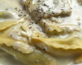 Foto del paso 3 de la receta: Ravioli de requesón y espinacas con salsa de quesos