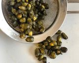 Foto del passaggio 3 della ricetta Boccioli di tarassaco (capperi) sott’olio