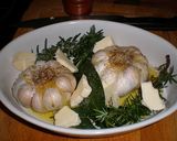 Foto del paso 1 de la receta: Ajo asado y queso camembert al horno