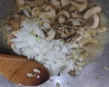 Foto langkah ke 2 dari resep Spaghetti Pollo Ai Funghi.