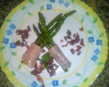 Foto del paso 3 de la receta: Ramillete de espárragos verdes con pavo y taquitos de jamón