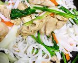 Hình bước làm 2 của món Phở Xào Gà