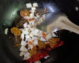 A picture of step 2 of Chicken vadaga curry.