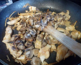 Foto del paso 4 de la receta: Salteado de pollo y champiñones con jengibre