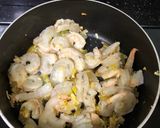 Foto langkah ke 2 dari resep Udang asem manis.