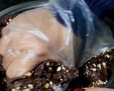 Foto langkah ke 5 dari resep Double Choco Nut Cookies.