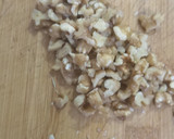 Foto del paso 2 de la receta: Ensalada templada de espinacas, gulas al ajillo y rulo de cabra