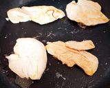 Une image de l'étape 2 de Escalopes de poulet crème fraîche champignons oignons 😋.
