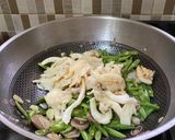 Foto langkah ke 2 dari resep Tumis buncis jamur saus tiram.