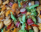 Foto langkah ke 5 dari resep Tumis Brokoli Wortel dan Sosis.