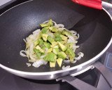 Foto del paso 3 de la receta: Spaghetti con crema de salmón y aguacate