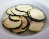Foto del paso 1 de la receta: Ensalada con berenjena, mozzarella, higos y tomate