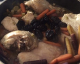 Foto del paso 7 de la receta: Pollo a la cacerola con zanahorias baby y ciruelas secas