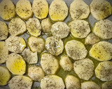 Foto del paso 1 de la receta: Hamburguesa con pan casero y patatas especiadas al horno