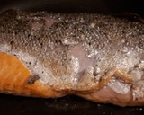 Foto del paso 2 de la receta: Salmón al horno, espárragos verdes y salsa de yogur, pepino y eneldo