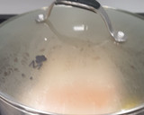 Foto del paso 1 de la receta: Salmón escalfado con crema de espinacas al coco