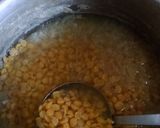 A picture of step 1 of Lauki chanay ki daal.