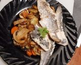 Foto del paso 4 de la receta: Merluza con un salteado de patata, ajo, zanahoria y champiñones