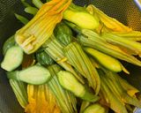 Hình bước làm 1 của món Bí nụ xào tỏi