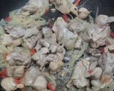 Foto del paso 2 de la receta: Pollo🍗en salsa🥯de queso🧅🫑🧄