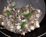 Foto del paso 5 de la receta: Chile de agua relleno de huitlacoche con espejo de crema de pimiento y gusanito de maguey