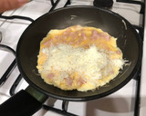 Foto del paso 5 de la receta: Tortilla francesa rellena de bacon y queso