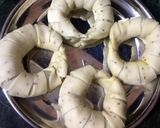 A picture of step 8 of Baked khaja ring stuffed with peas.