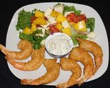 Foto del paso 10 de la receta: Camarones fritos con batido de cerveza y ensalada de mango con queso de cabra