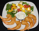 Foto del paso 10 de la receta: Camarones fritos con batido de cerveza y ensalada de mango con queso de cabra
