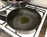 Foto del paso 1 de la receta Salchichas encebolladas y vino blanco