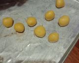 Foto langkah ke 3 dari resep Thumb print cookies / kue kering kacang cokelat.