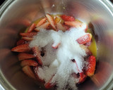 Foto del paso 1 de la receta: Mermelada de frutillas y naranja