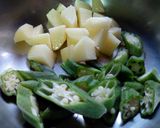 A picture of step 1 of Okra with Potatoes.
