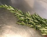 Une image de l'étape 3 de Poêlée de chanterelles à l oignon de roscoff et romarin frais.