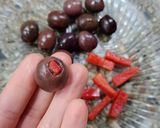 Foto del paso 2 de la receta: 🫒 🧄Aceitunas rellenas con morrón fresco, en conserva de hierbas, especias y ajo🧄🫒
