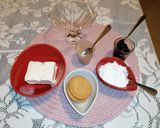 Foto del passaggio 1 della ricetta Cheesecake in crystal cup with autumn flavors 🍇🍪🍧
