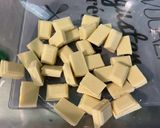 Une image de l'étape 1 de Pavés de chocolat blanc aux corn flakes et fruits confits.