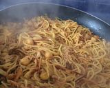 Foto del paso 4 de la receta Espaguetis fritos  con arreglo de puchero y salsa de soja