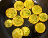 Foto del paso 2 de la receta: Pollo dorado arroz con ajonjolí y zucchini asado con hogao