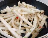 Hình bước làm 4 của món Nấm xào lá chanh