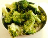 A picture of step 5 of Fried rice topped with green veggies.