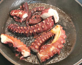 Foto del paso 2 de la receta: Pulpo a la plancha con puré de patata al pimentón