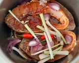 Hình bước làm 2 của món Cá chẽm kho hành ớt