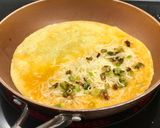 Foto del paso 2 de la receta: Tortilla de queso y ajetes con trufa y un toque picante 🌶😏