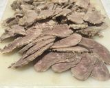 Foto langkah ke 2 dari resep Daging Sapi Tumis Cabai Hijau.