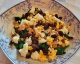 Foto del paso 4 de la receta: Revuelto de espinacas, con garbanzos, huevo, atún y pasas