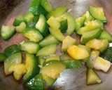 Foto del paso 1 de la receta: Tortilla de zapallitos y cebolla caramelizada sin huevos