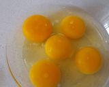 Foto del paso 3 de la receta: Tortilla de patatas con espinacas y piñones
