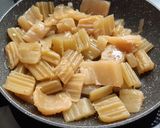 Foto del paso 2 de la receta: Empanado de cerdo macerado en soja, con guarnición de cardo