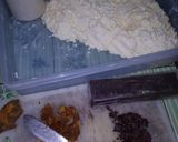 Foto langkah ke 1 dari resep Jemblem Singkong Parut isi Gula Merah dan Coklat.
